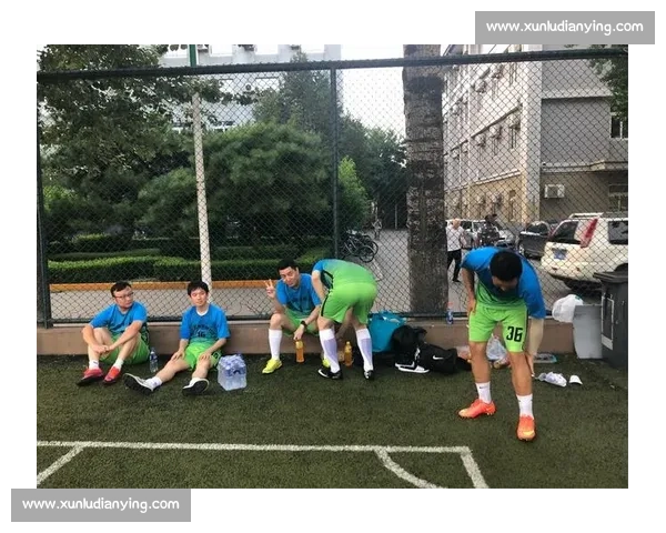 水花飞溅泳池争锋,激烈接力大战燃动夏日激情 水花飞溅泳池争锋,激烈接力大战燃动夏日激情